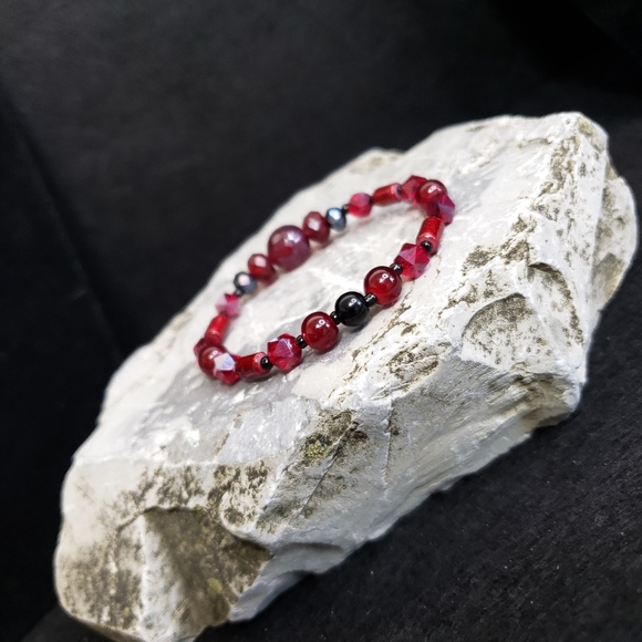 F18 Petite Wrist Blood Red Burgundy Glass Bracelet Aurora Borealis Handmade - Picture 9 of 12